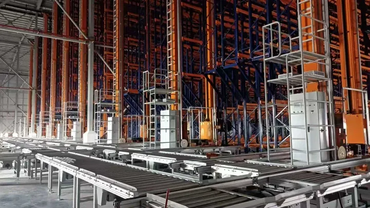 24 m high-precision AS/RS racking with stacker crane masts and conveyor lines in an automated distribution centre (ApexBeam project)